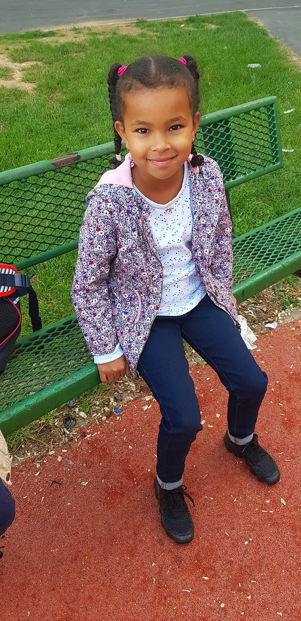 Zahra participe au concours pour gagner de l'argent avec cette photo : child, joy, outdoor_play_equipment, outerwear, person, play, playground, recreation, smile, toddler