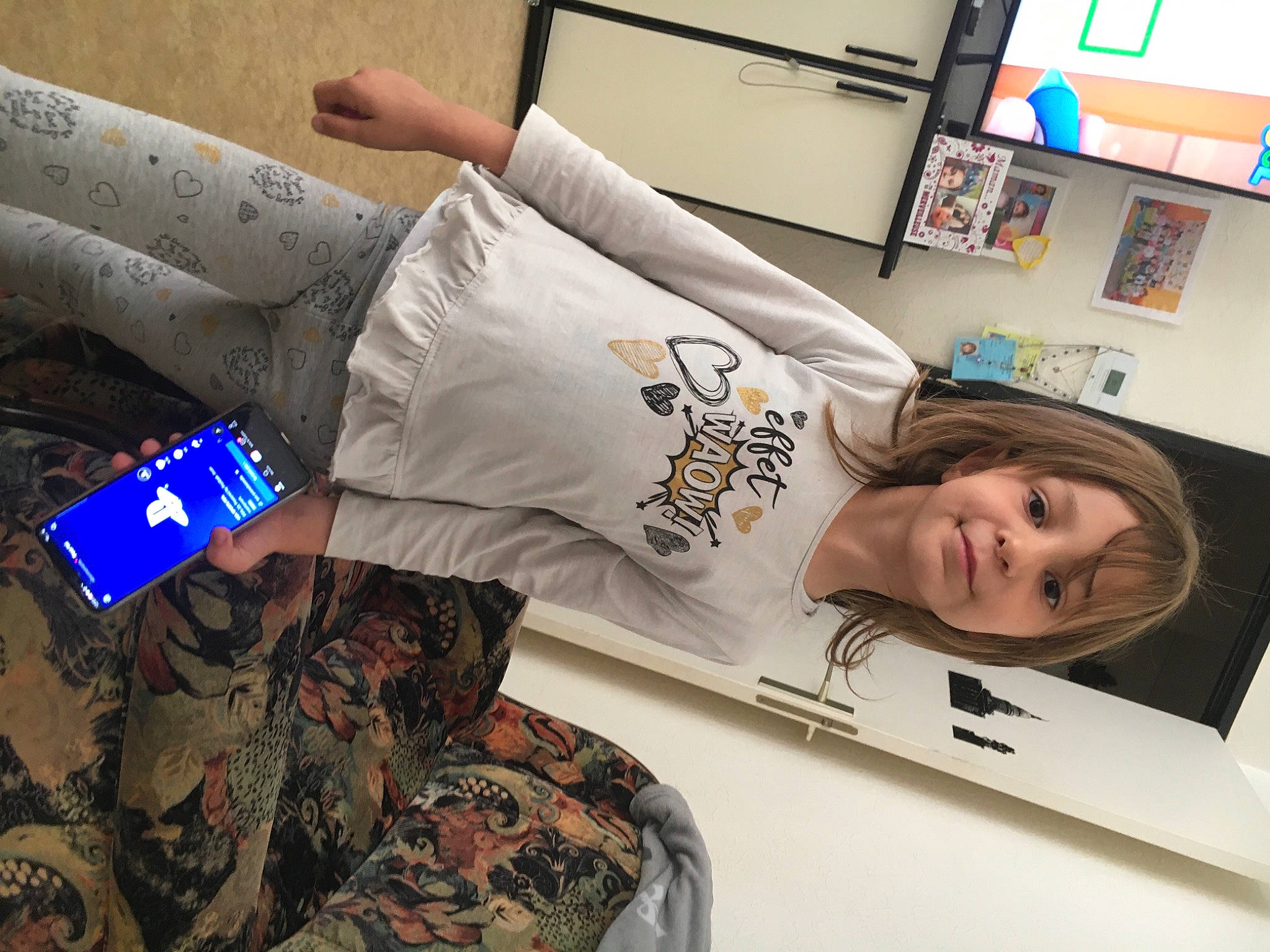 Catalina a rejoint le concours — aidez-le/la à gagner de superbes lots ! bedding, comfort, couch, elbow, eyelash, eyewear, font, hand, happy, human_leg, linens, military_camouflage, military_person, military_uniform, pattern, person, pillow, room, smile, t_shirt