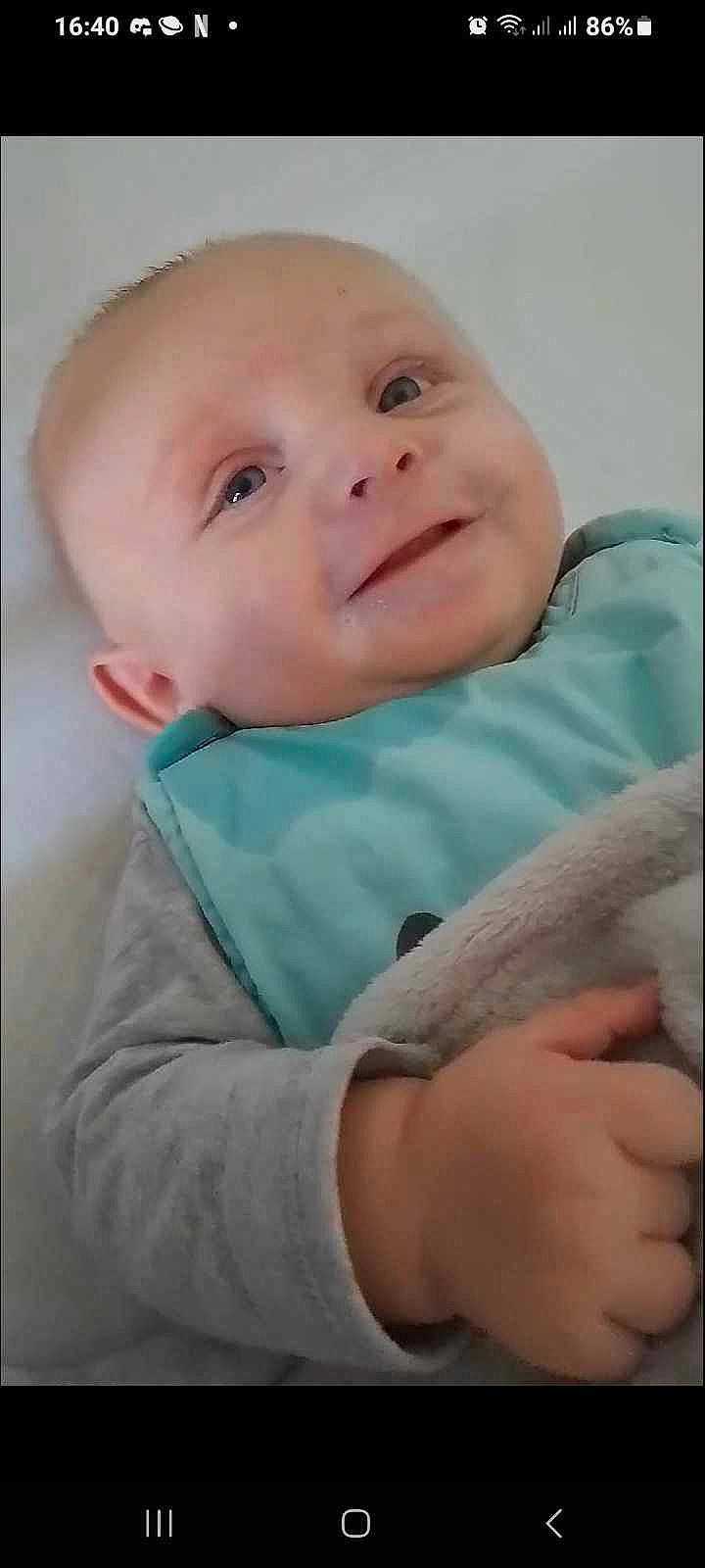 Evan participe au concours pour gagner de l'argent avec cette photo : baby, baby_toddler_clothing, cheek, child, comfort, elbow, eyebrow, finger, gesture, happy, iris, linens, nose, person, skin, sleeve, smile, t_shirt, thumb, toddler