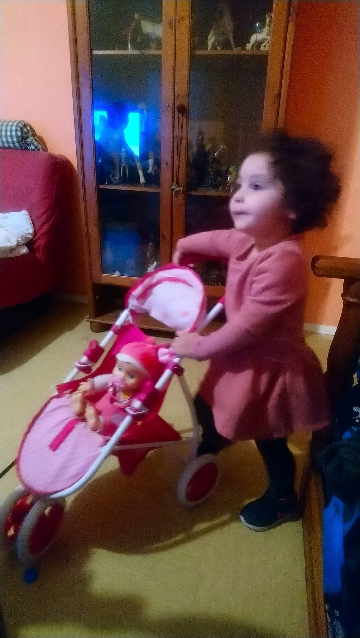 Alia a rejoint le concours — aidez-le/la à gagner de superbes lots ! child, day, fun, infant, leg, person, play, product, sitting, toddler, toy