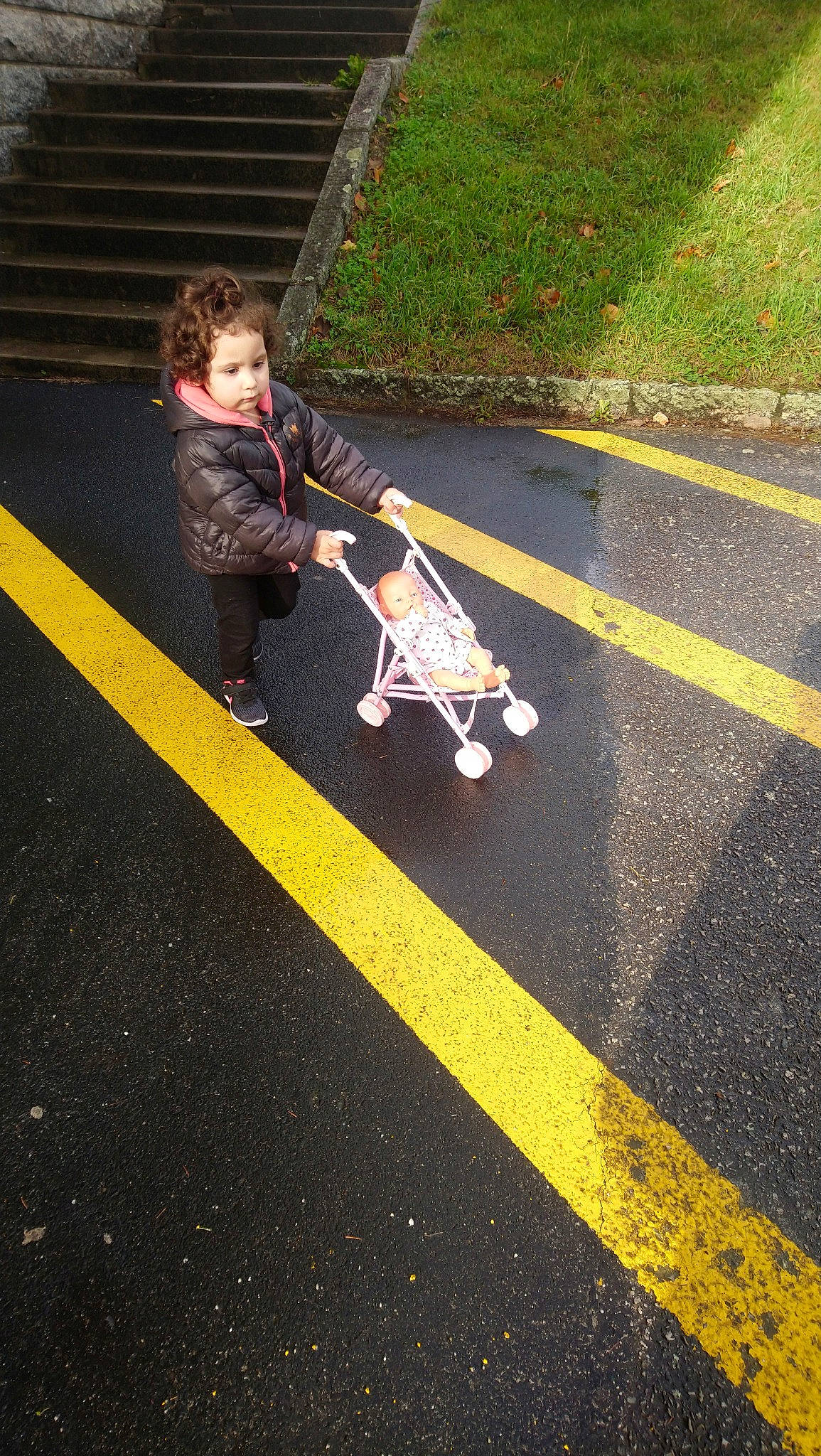 Alia participe au concours pour gagner de l'argent avec cette photo : angle, asphalt, freebord, grass, lane, line, path, person, plant, play, public_space, recreation, road, road_surface, shadow, sidewalk, snapshot, sunlight, vehicle, walkway