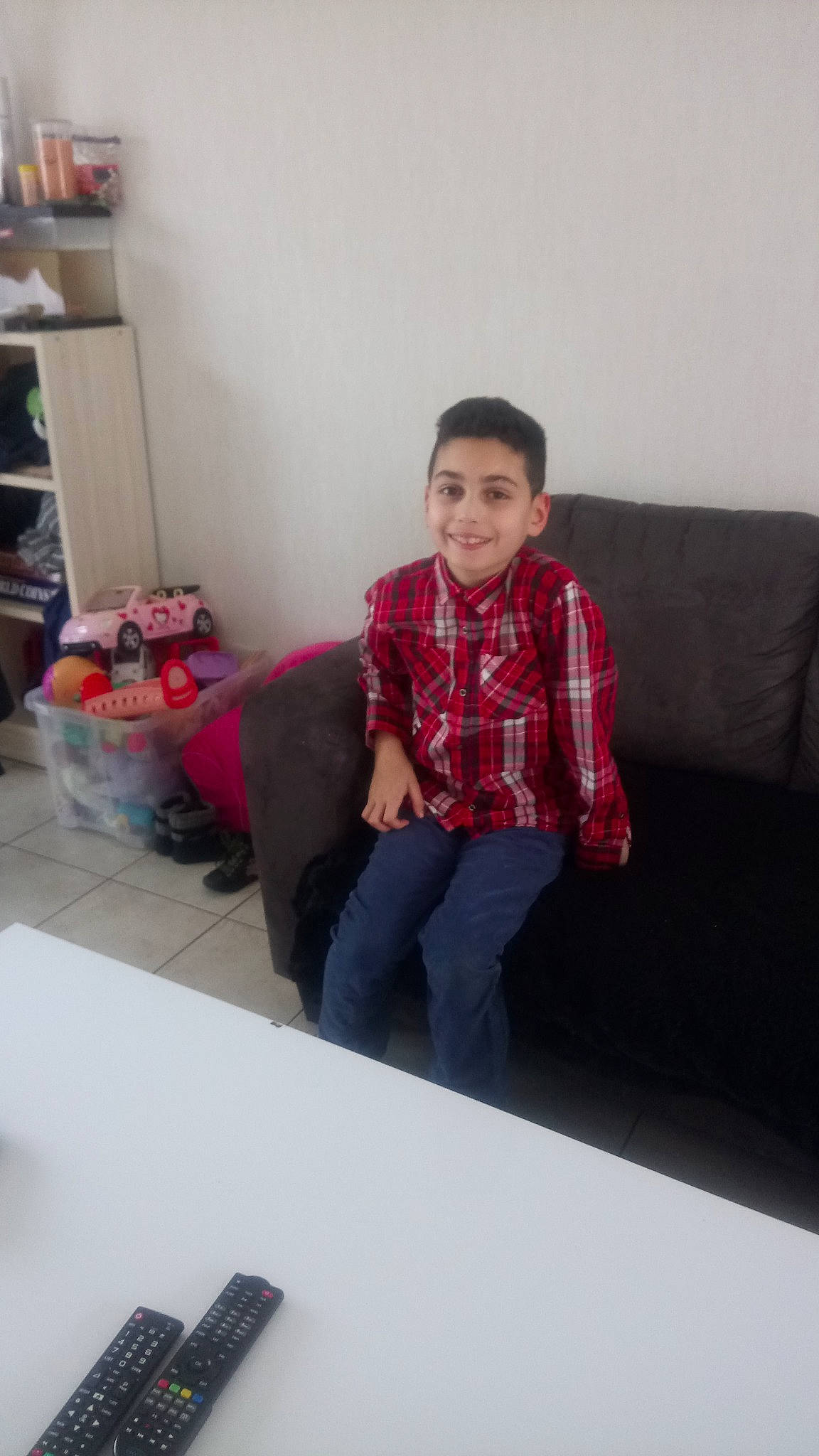 Marwan participe au concours pour gagner de l'argent avec cette photo : cool, day, design, fun, furniture, girl, joy, pattern, person, product, red, shoulder, sitting, snapshot, standing, textile