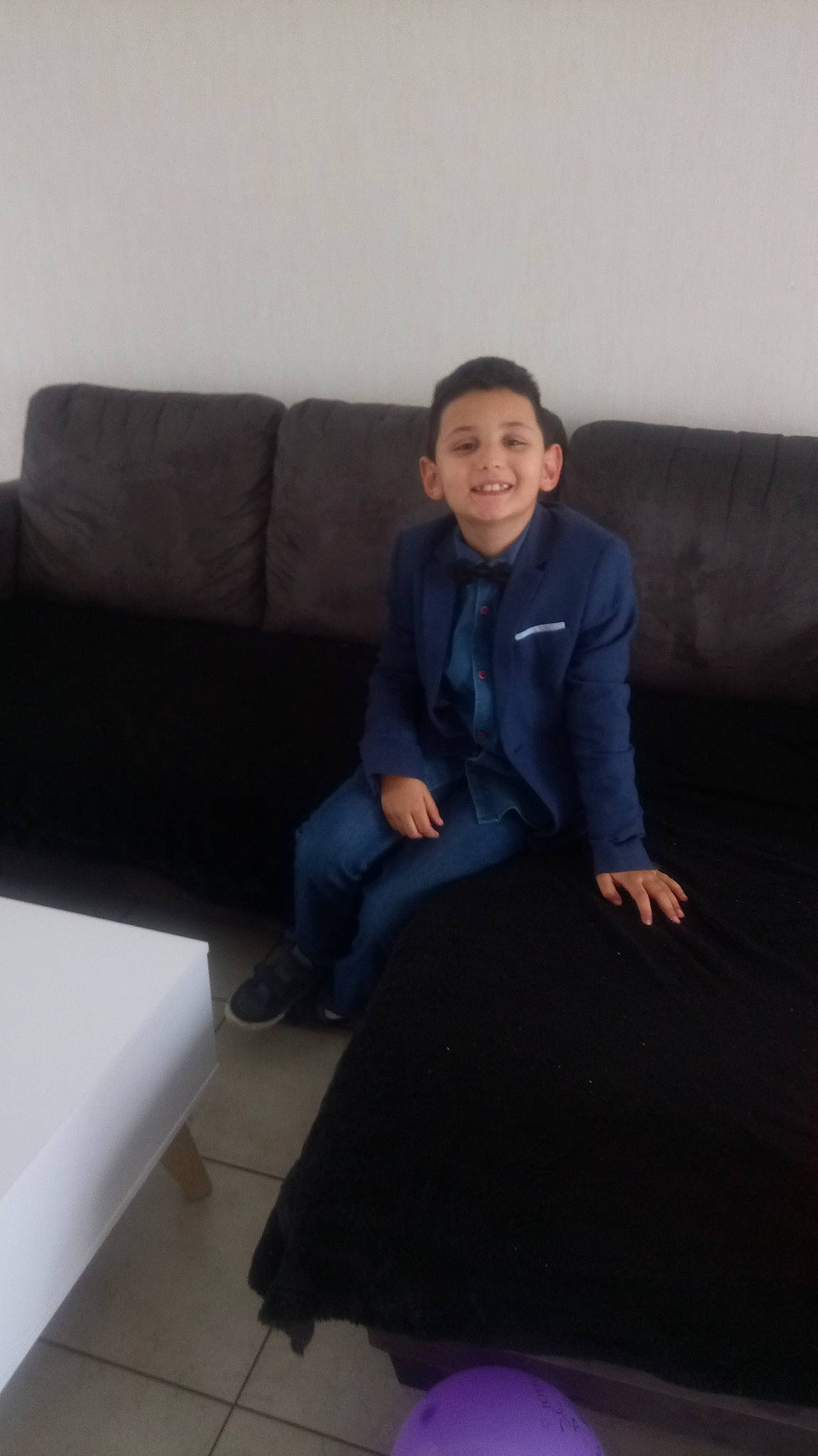 Yacine a rejoint le concours — aidez-le/la à gagner de superbes lots ! blue, couch, day, fun, furniture, joy, person, product, sitting