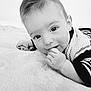 Maylon participe au concours pour gagner de l'argent avec cette photo : baby, infant, face, hand, blanket, black_and_white, close_up, sweater, striped, cute, portrait, child, young, soft_texture, lying_down, eyes, skin, expression, indoors, cozy