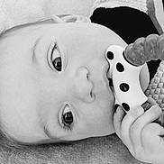 Maylon participe au concours pour gagner de l'argent avec cette photo : baby, infant, close_up, black_and_white, teething_toy, hand, face, eyes, skin, mouth, texture, lying_down, soft, child, cute, expression, portrait, young, baby_toy, monochrome
