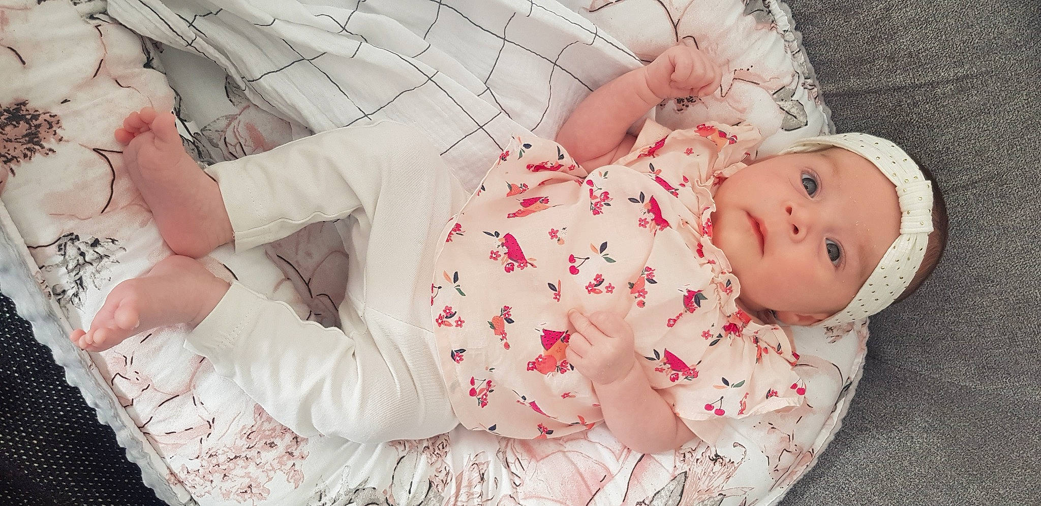 émie a rejoint le concours — aidez-le/la à gagner de superbes lots ! arm, baby, baby_products, baby_sleeping, baby_toddler_clothing, child, comfort, dress, finger, hand, headwear, human_body, linens, mouth, pattern, person, pink, product, skin, sleeve