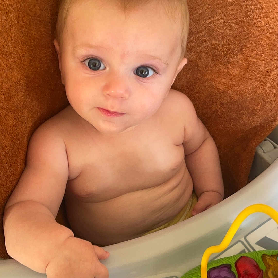 Marty a rejoint le concours — aidez-le/la à gagner de superbes lots ! baby, bathing, bathtub, bodypart, couch, cutlery, face, finger, food, furniture, hand, head, lunch, meal, newborn, person, photography, portrait, spoon, tub