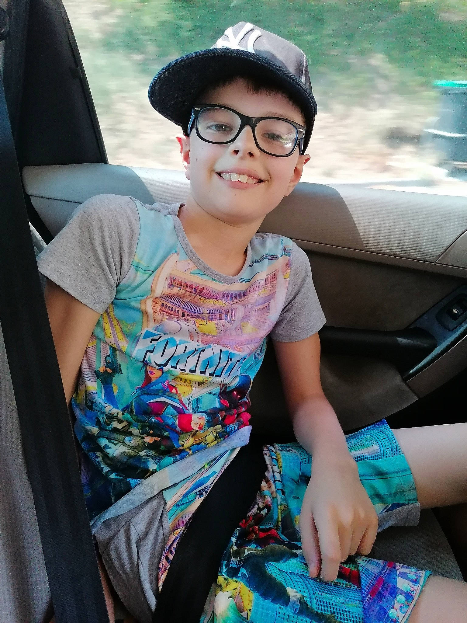 Kyle a rejoint le concours — aidez-le/la à gagner de superbes lots ! black_hair, child, cool, eyewear, fun, glasses, joy, leisure, person, photography, sitting, smile, travel, vacation