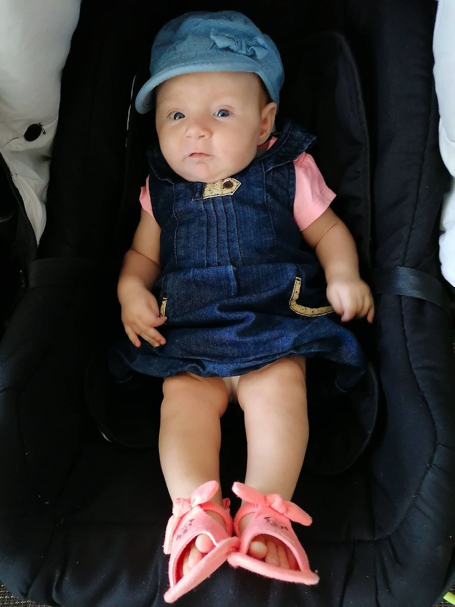 Kyra a rejoint le concours — aidez-le/la à gagner de superbes lots ! baby, baby_products, baby_toddler_clothing, blue, cheek, child, child_model, footwear, hair_accessory, hand, headgear, headwear, jeans, leg, person, photography, pink, product, shoe, sitting