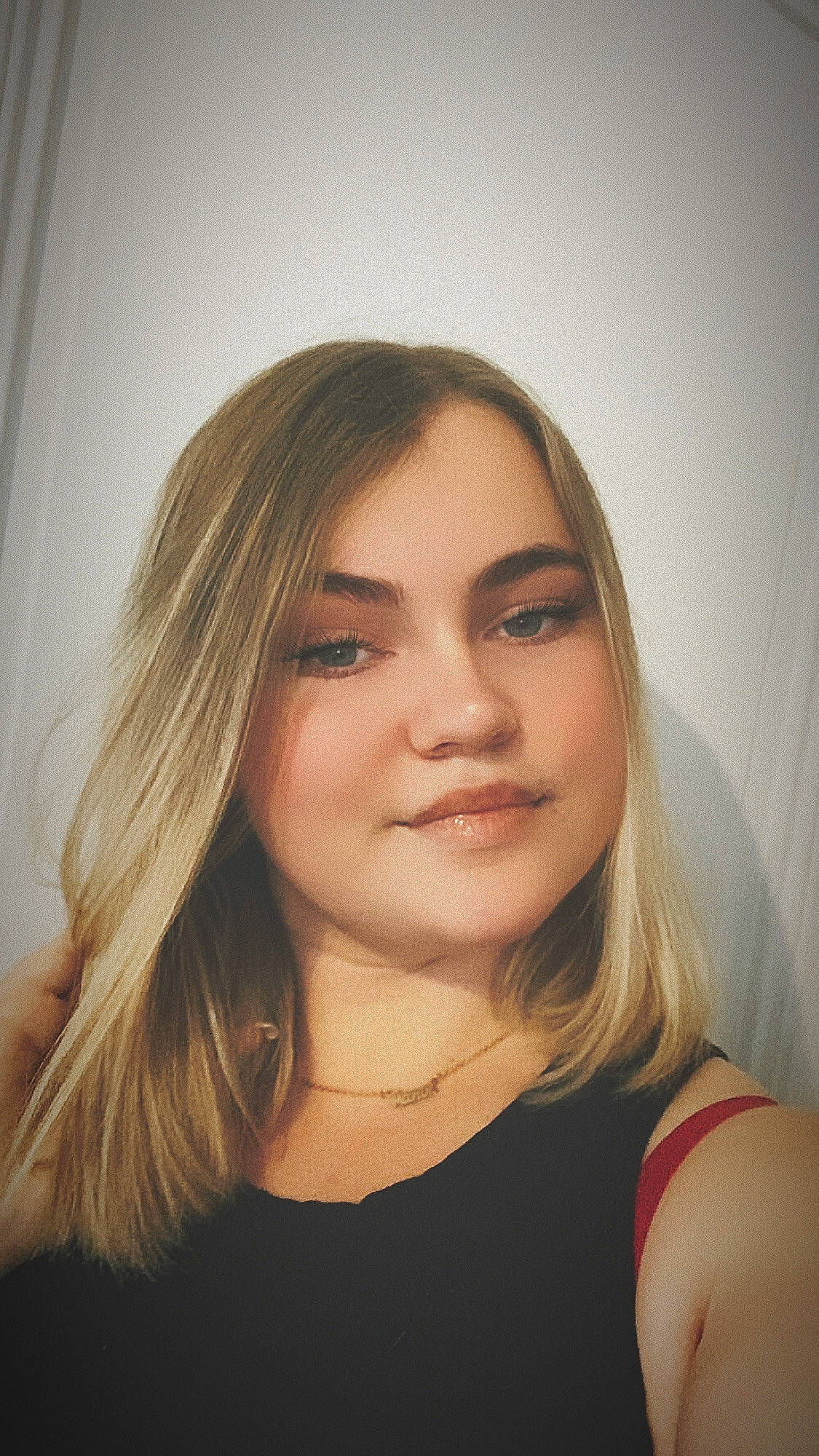 Manon a rejoint le concours — aidez-le/la à gagner de superbes lots ! bangs, black_hair, cheek, chin, eyebrow, eyelash, face, flash_photography, forehead, iris, jaw, joy, layered_hair, lip, lipstick, makeover, nose, person, shoulder, skin