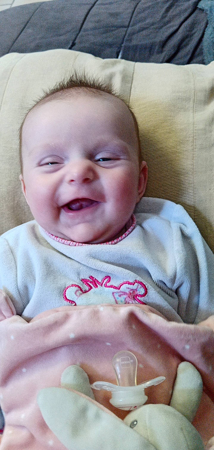 Eriine a rejoint le concours — aidez-le/la à gagner de superbes lots ! baby, baby_toddler_clothing, cheek, chin, comfort, eyebrow, face, facial_expression, hand, head, human, iris, lip, mouth, nose, organ, person, product, skin, smile