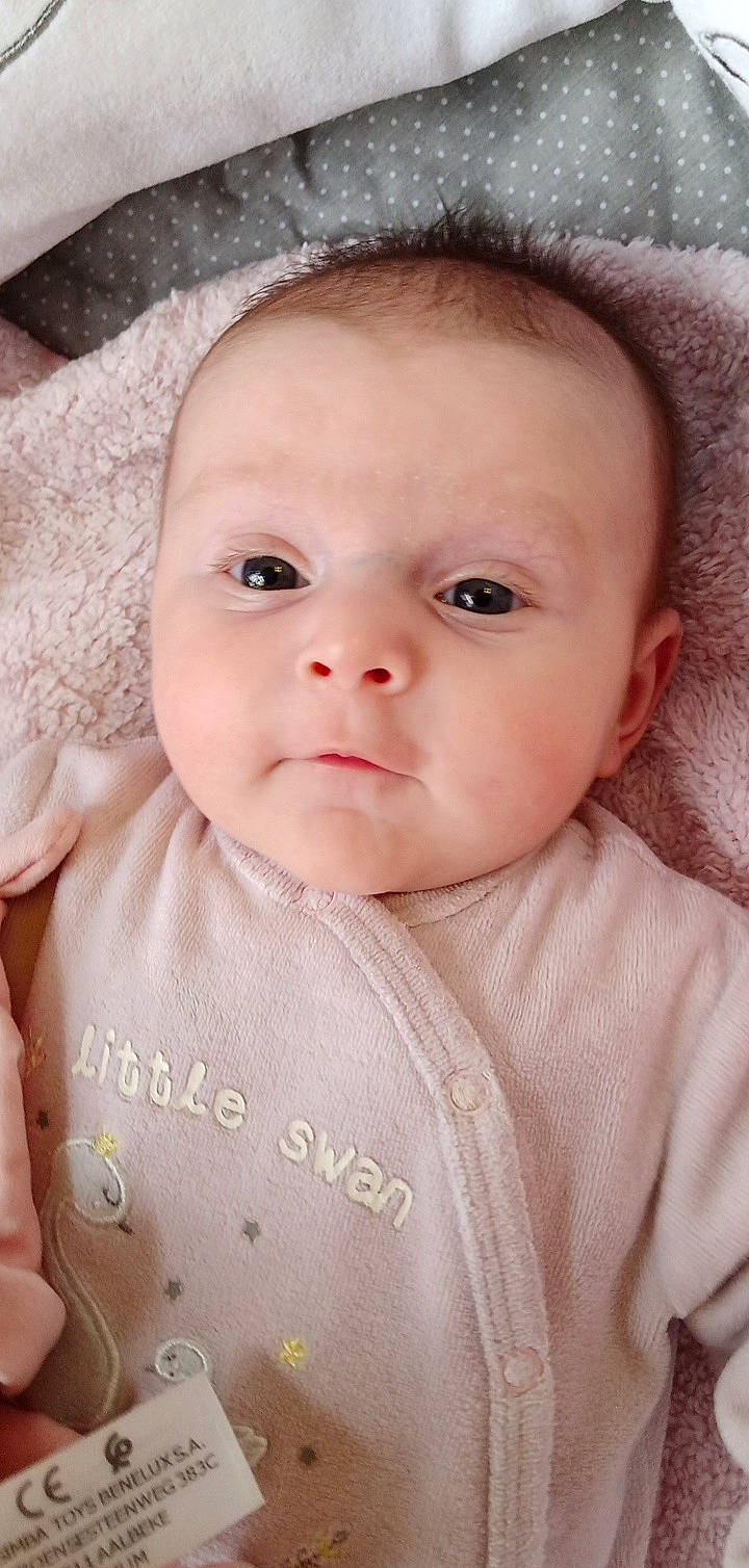 Eriine participe au concours pour gagner de l'argent avec cette photo : baby, baby_toddler_clothing, cheek, child, chin, close_up, comfort, eye, eyebrow, eyelash, iris, linens, lip, nose, person, pink, product, skin, sleeve, textile