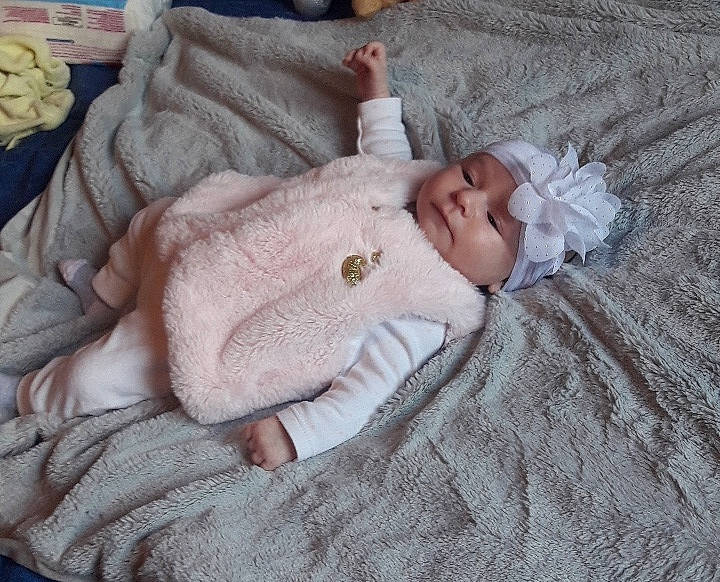Laora a rejoint le concours — aidez-le/la à gagner de superbes lots ! baby, baby_sleeping, bedtime, blanket, child, comfort, fur, hand, headwear, linens, nap, person, pink, product, skin, sleep, textile, toddler