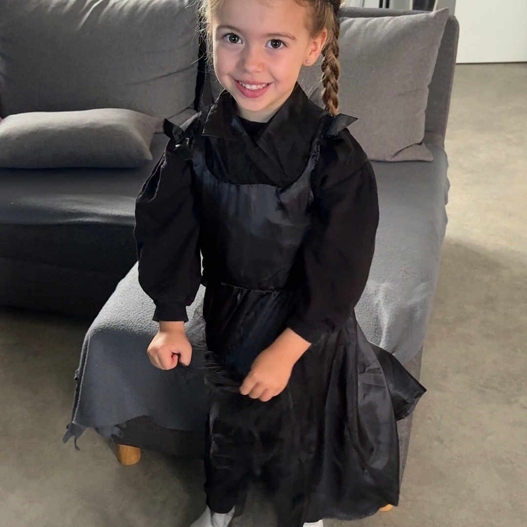 Cecilhya participe au concours pour gagner de l'argent avec cette photo : black_dress, braid, casual, child, computer, concrete_floor, couch, floor, furniture, gaming_chair, girl, happy, headpiece, home, indoors, modern_room, portrait, smiling, technology, young