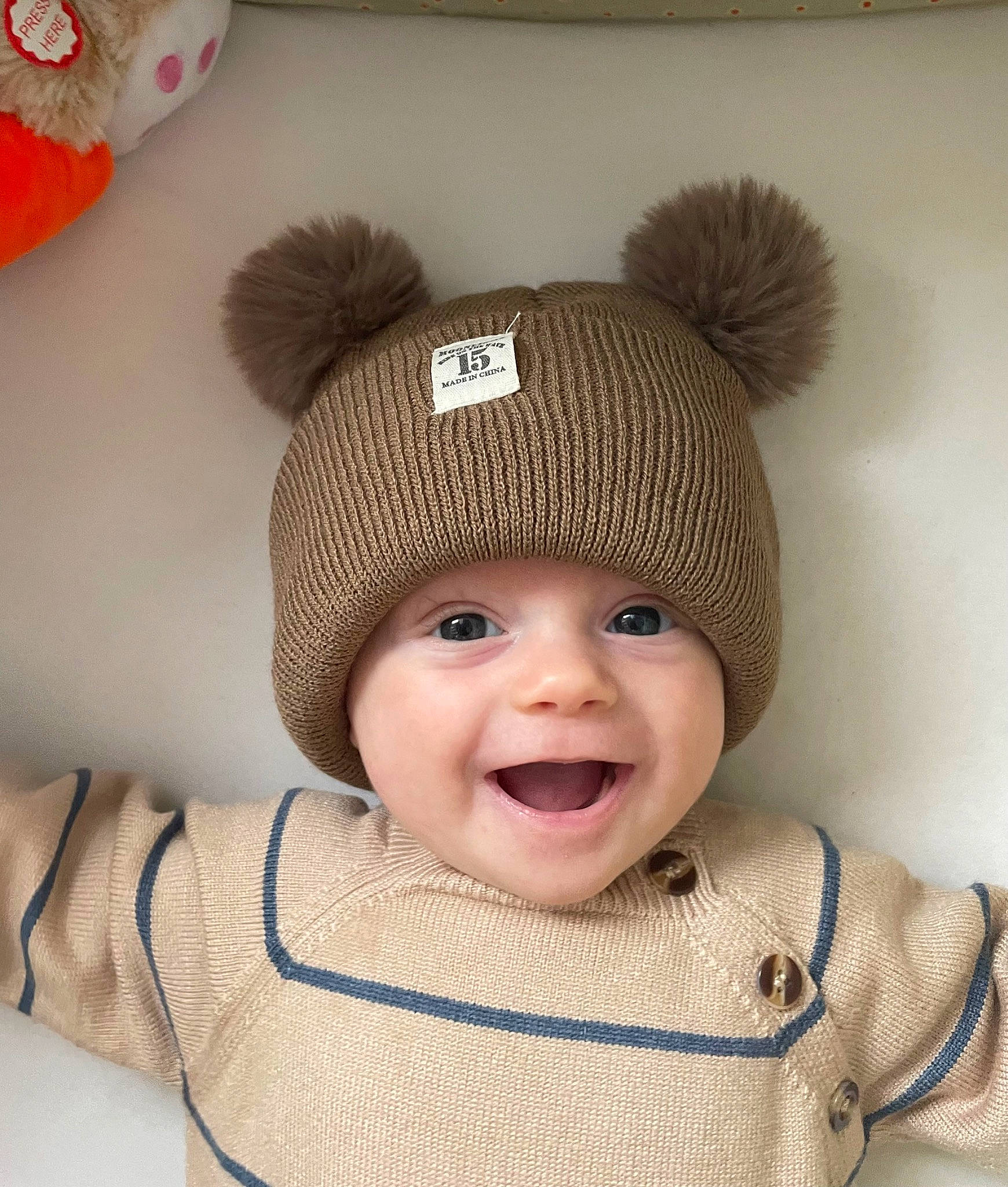 Jules participe au concours pour gagner de l'argent avec cette photo : baby, baby_toddler_clothing, beanie, cap, child, comfort, face, fashion_accessory, happy, hat, headgear, headwear, knit_cap, pattern, person, sleeve, smile, textile, toddler, white