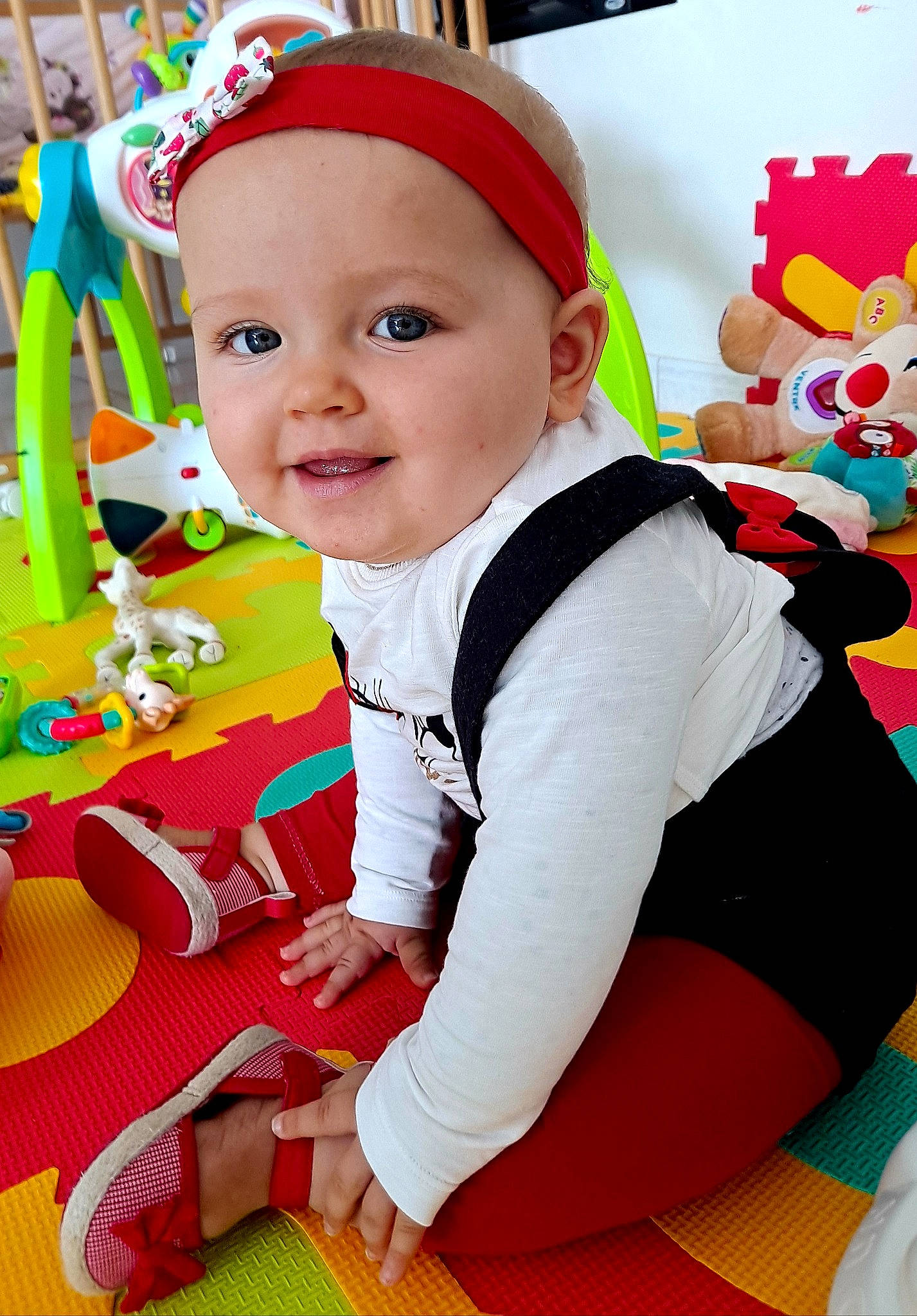Kelly a rejoint le concours — aidez-le/la à gagner de superbes lots ! baby, baby_playing_with_toys, baby_products, baby_toddler_clothing, cap, child, costume_hat, event, fun, green, happy, headwear, holiday, joy, person, play, red, sitting, sleeve, smile