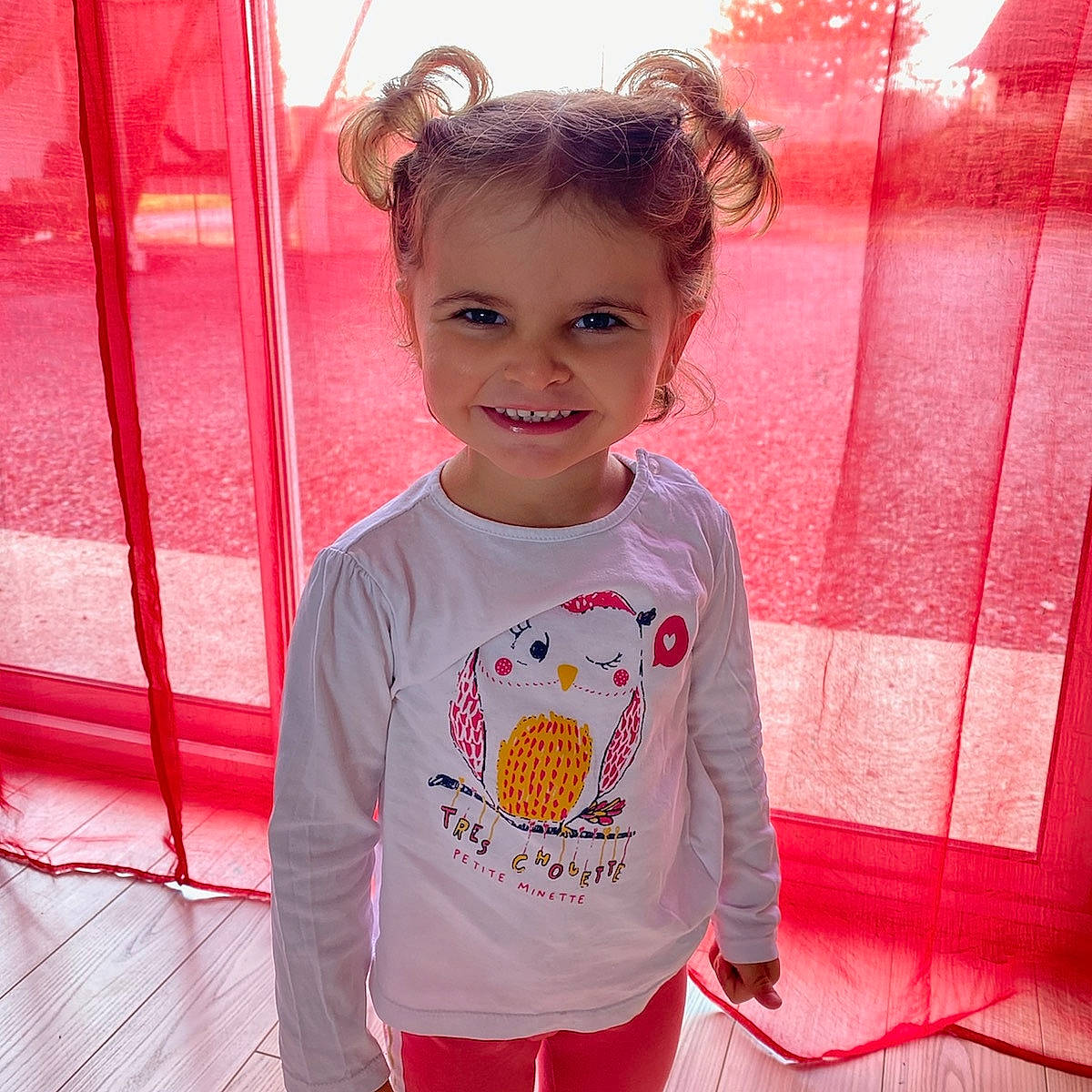 Elyse a rejoint le concours — aidez-le/la à gagner de superbes lots ! baby_toddler_clothing, child, ear, happy, joy, lip, neck, outerwear, pajamas, person, pink, red, sleeve, smile, t_shirt, toddler, top