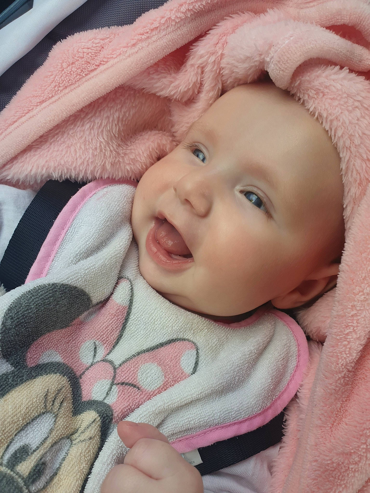 Ayana a rejoint le concours — aidez-le/la à gagner de superbes lots ! baby, baby_products, blanket, cheek, child, close_up, eye, face, head, lip, mouth, nose, person, pink, skin, smile, textile, toddler
