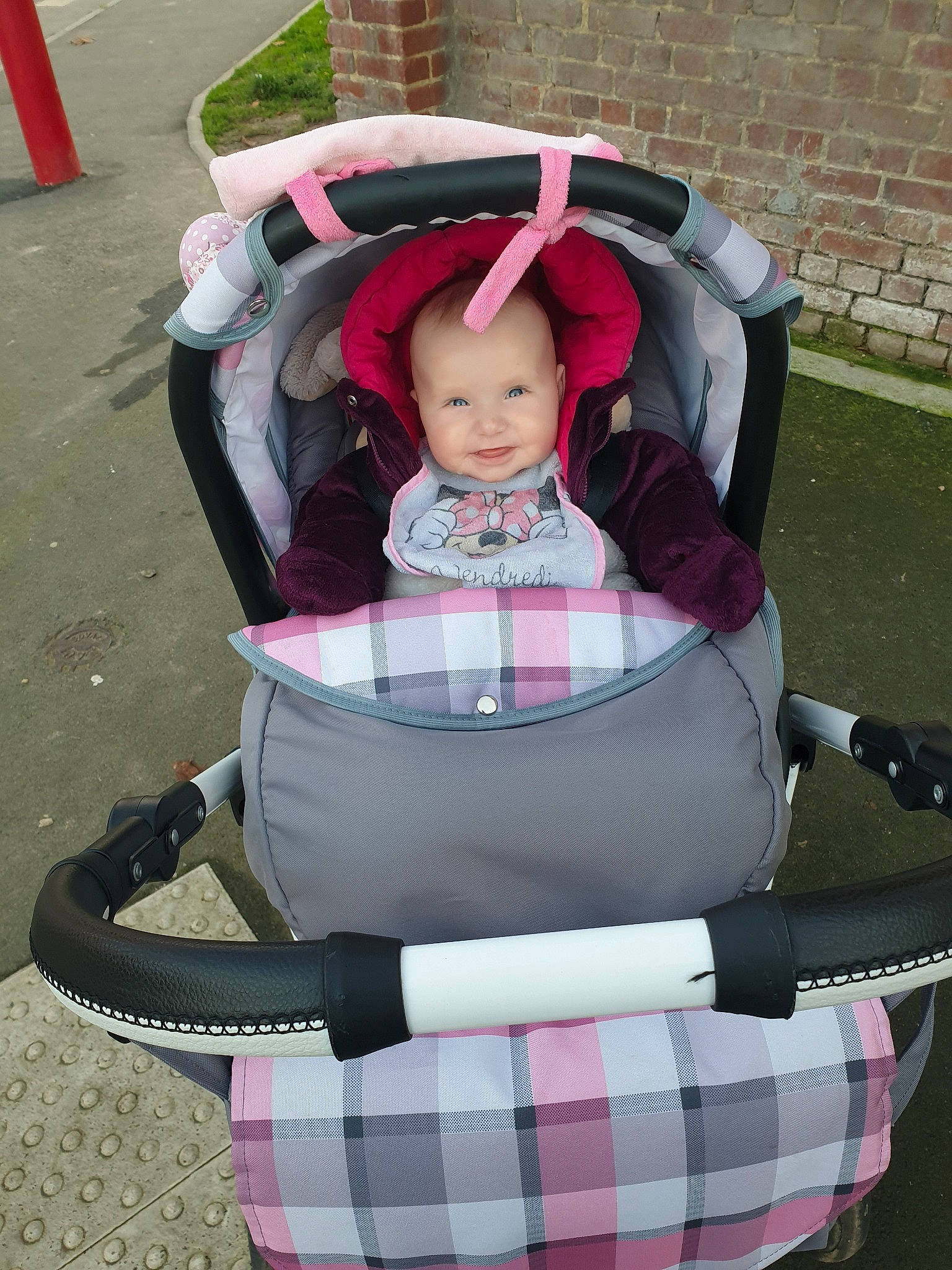 Ayana participe au concours pour gagner de l'argent avec cette photo : baby_carriage, baby_carrier, baby_products, child, diaper_bag, person, pink, product, toddler