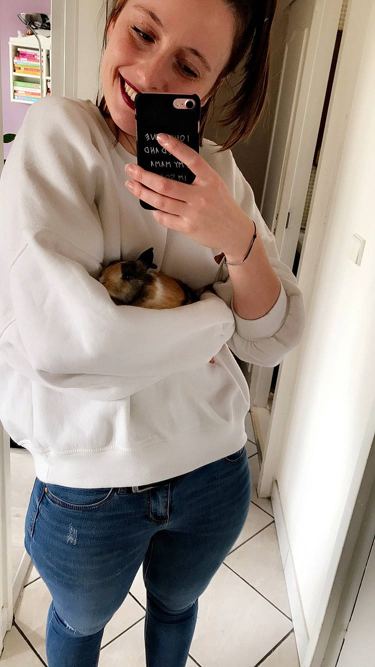 Oslo participe au concours pour gagner de l'argent avec cette photo : abdomen, arm, beige, clothing, glasses, jeans, joy, long_hair, muscle, outerwear, person, photography, pink, selfie, shirt, shoulder, skin, sleeve, t_shirt, top