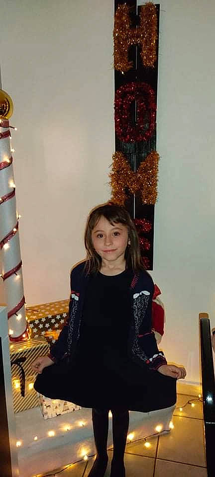 Ambre participe au concours pour gagner de l'argent avec cette photo : beauty, christmas, event, fashion, fashion_design, formal_wear, fun, holiday, joy, pattern, person, room, sitting, sleeve, smile, snapshot, standing, tree, wood