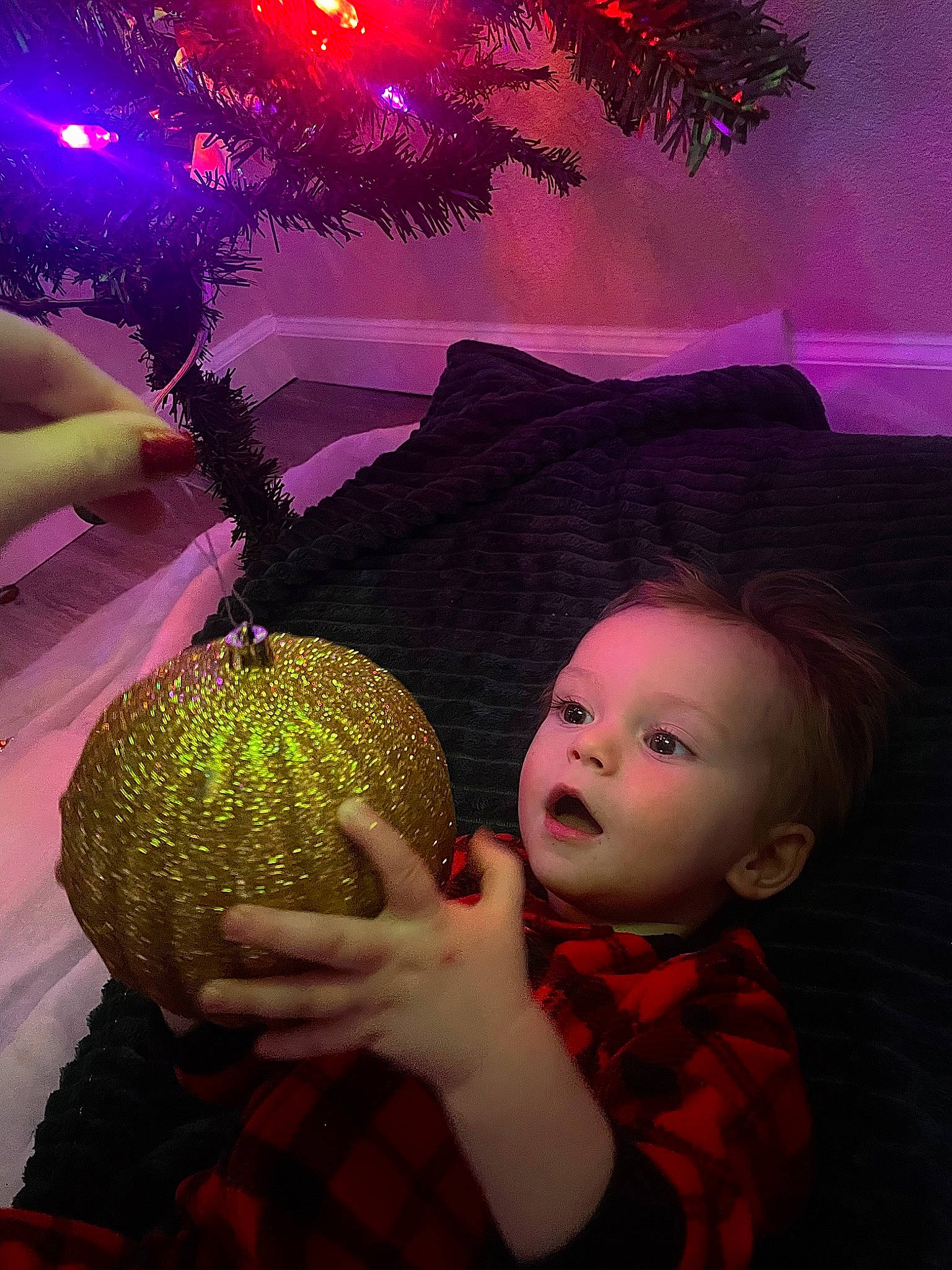 Zildjian is registered to the contest to win money with this photo: beauty, child, christmas_decoration, christmas_ornament, christmas_tree, event, eye, fun, happy, light, lighting, magenta, microphone, ornament, person, pink, plant, purple, surprise, tartan