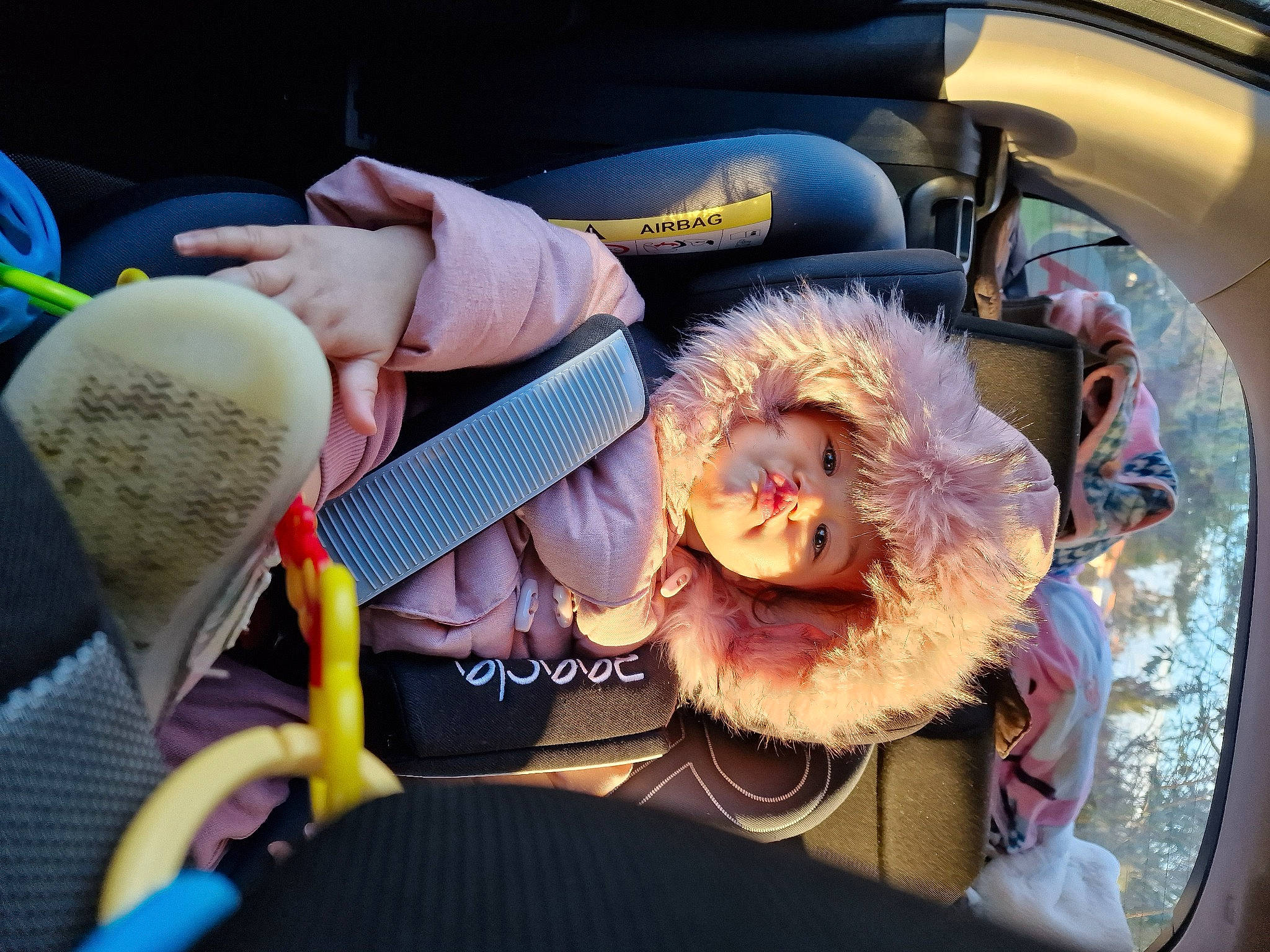 Mia a rejoint le concours — aidez-le/la à gagner de superbes lots ! auto_part, beard, car, car_seat, car_seat_cover, driving, eyewear, family_car, fur, hat, luxury_vehicle, motor_vehicle, passenger, person, personal_luxury_car, steering_wheel, stuffed_toy, toy, vehicle, vehicle_door