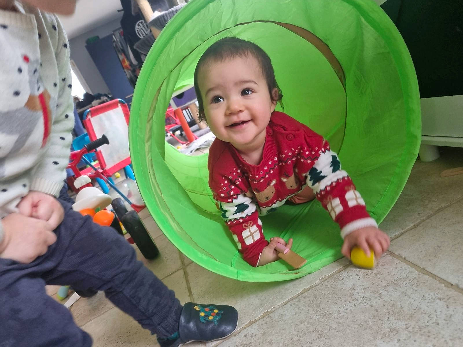 Mia a rejoint le concours — aidez-le/la à gagner de superbes lots ! baby, baby_products, baby_toddler_clothing, baby_toys, child, circle, comfort, facial_expression, flooring, fun, grass, happy, joy, leisure, person, play, recreation, room, sitting, sleeve