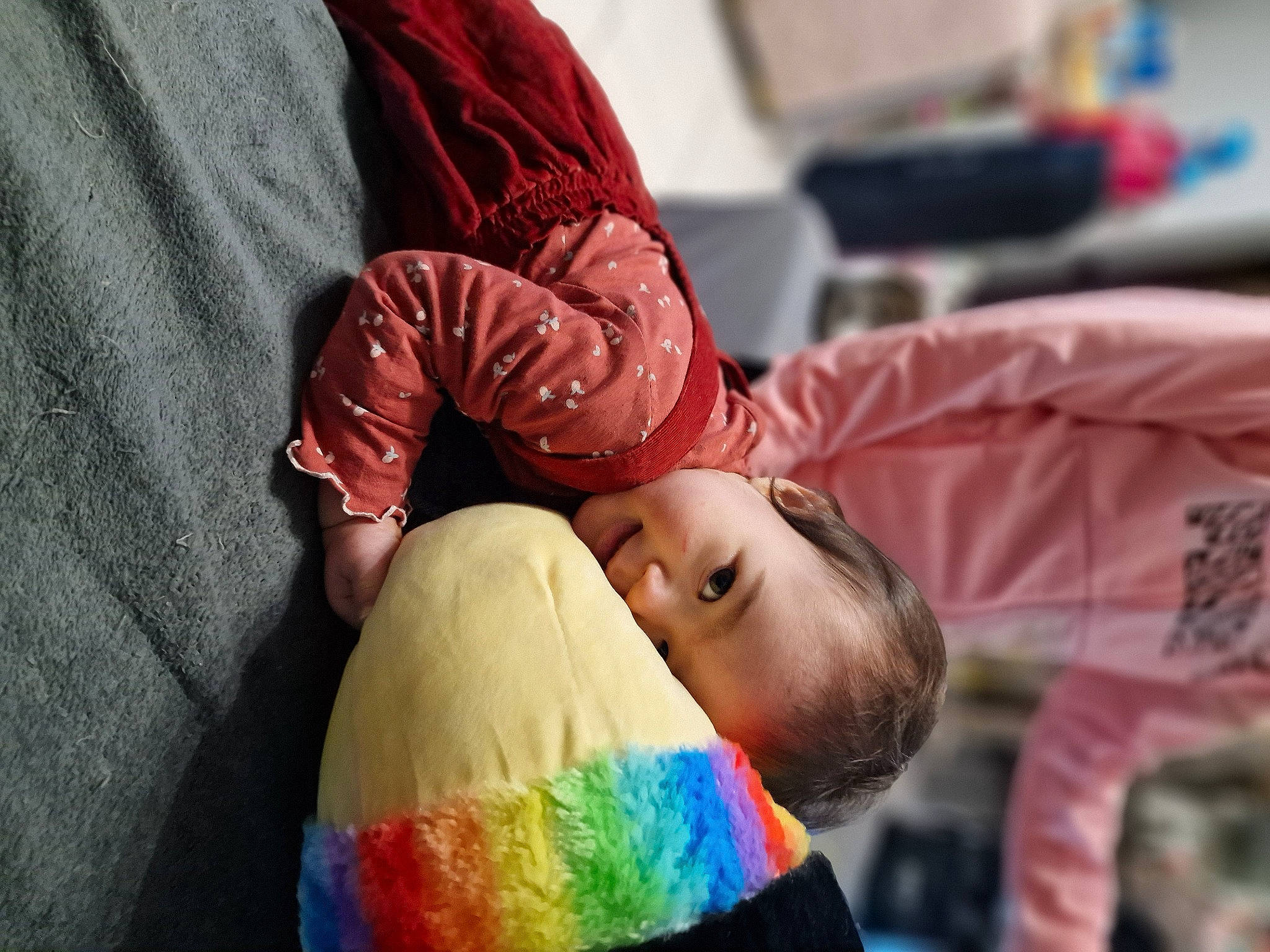 Mia participe au concours pour gagner de l'argent avec cette photo : arm, baby, baby_products, beauty, child, comfort, event, finger, fun, happy, human, human_body, human_leg, leisure, magenta, nail, person, sitting, skin, textile