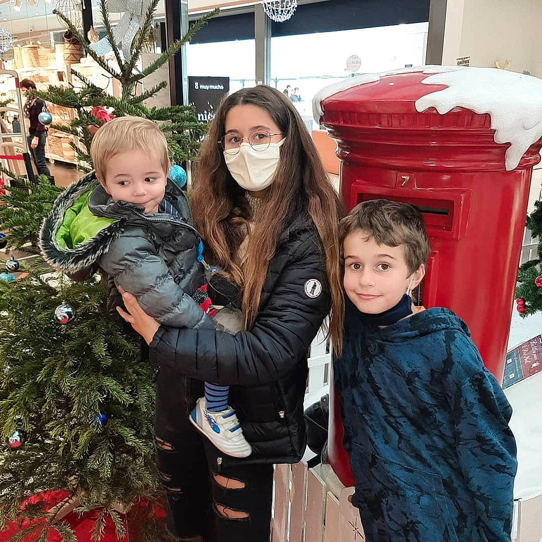 Ilona a rejoint le concours — aidez-le/la à gagner de superbes lots ! child, christmas, christmas_decoration, christmas_eve, christmas_ornament, christmas_tree, conifer, eye, fir, holiday, holiday_ornament, human, human_body, interior_design, jacket, joy, ornament, person, pine_family, toddler