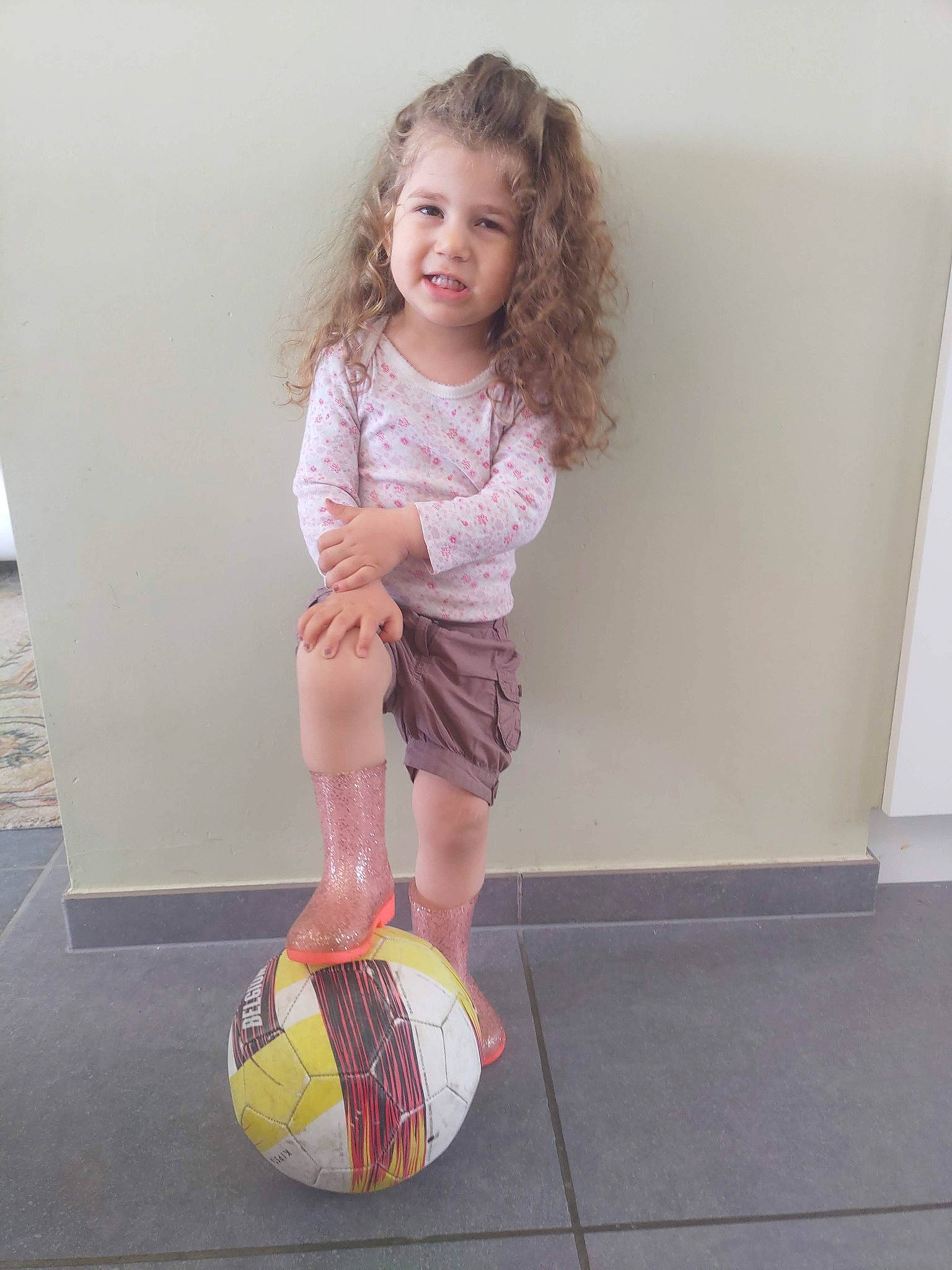 Eya participe au concours pour gagner de l'argent avec cette photo : baby_toddler_clothing, bag, beauty, child, face, floor, flooring, human_leg, joint, knee, leg, person, pink, shorts, sleeve, smile, sock, standing, thigh, toddler