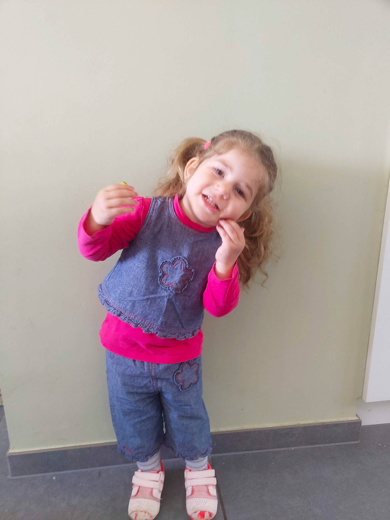 Eya a rejoint le concours — aidez-le/la à gagner de superbes lots ! baby_toddler_clothing, cheek, eye, face, flooring, gesture, hair, happy, head, joint, joy, knee, leg, magenta, nose, person, pink, skin, sleeve, smile