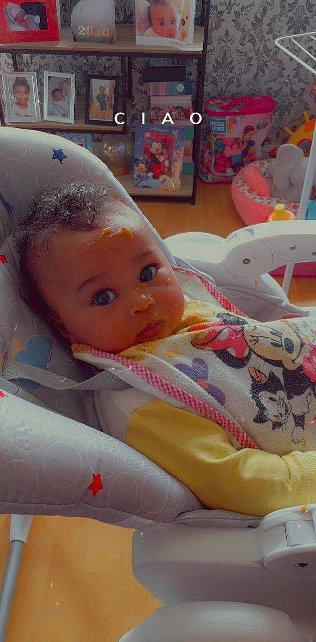 Kayla a rejoint le concours — aidez-le/la à gagner de superbes lots ! aviation, baby, baby_products, baby_toddler_clothing, carmine, cheek, child, eye, fun, happy, human_body, leisure, nose, person, plastic, recreation, room, sitting, skin, toddler