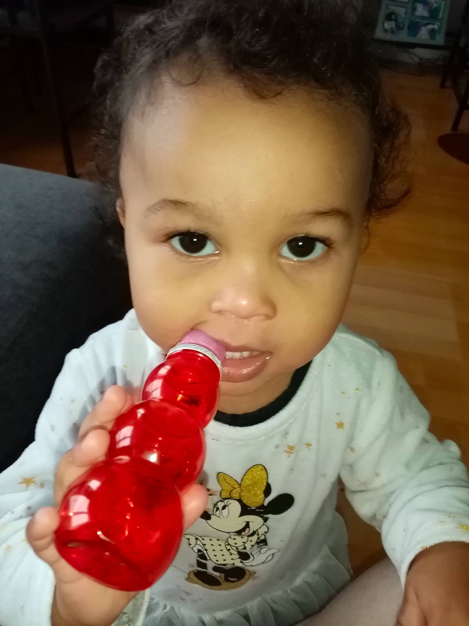 Kayla a rejoint le concours — aidez-le/la à gagner de superbes lots ! arm, baby, baby_toddler_clothing, cheek, child, drinkware, facial_expression, finger, fun, gesture, hand, happy, lip, mouth, nail, nose, person, skin, thumb, toddler