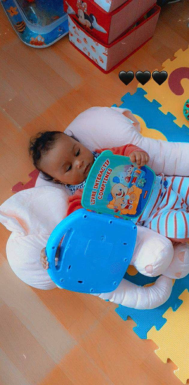 Kayla a rejoint le concours — aidez-le/la à gagner de superbes lots ! baby, baby_products, baby_sleeping, baby_toddler_clothing, child, comfort, elbow, electric_blue, fun, happy, leisure, orange, person, play, product, room, sitting, sleeve, toddler