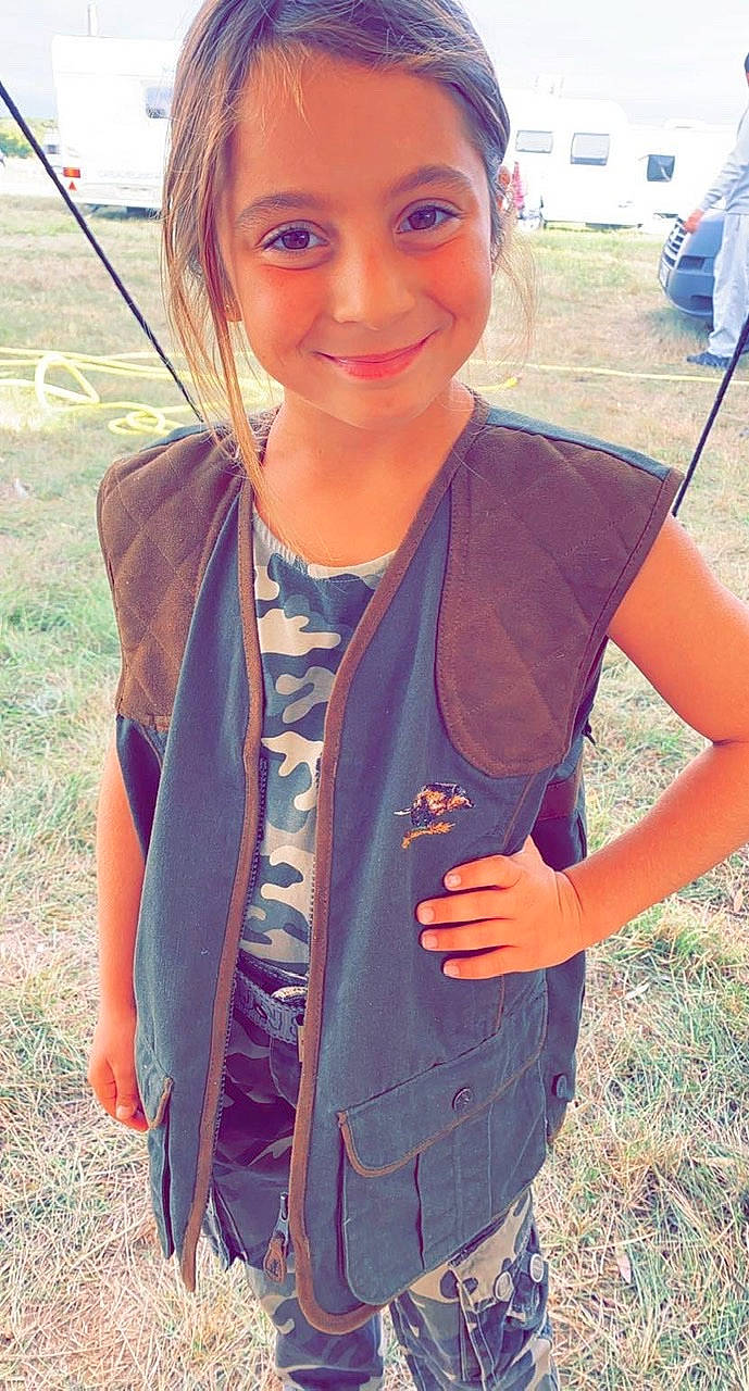 Tess a rejoint le concours — aidez-le/la à gagner de superbes lots ! jacket, joy, person, summer