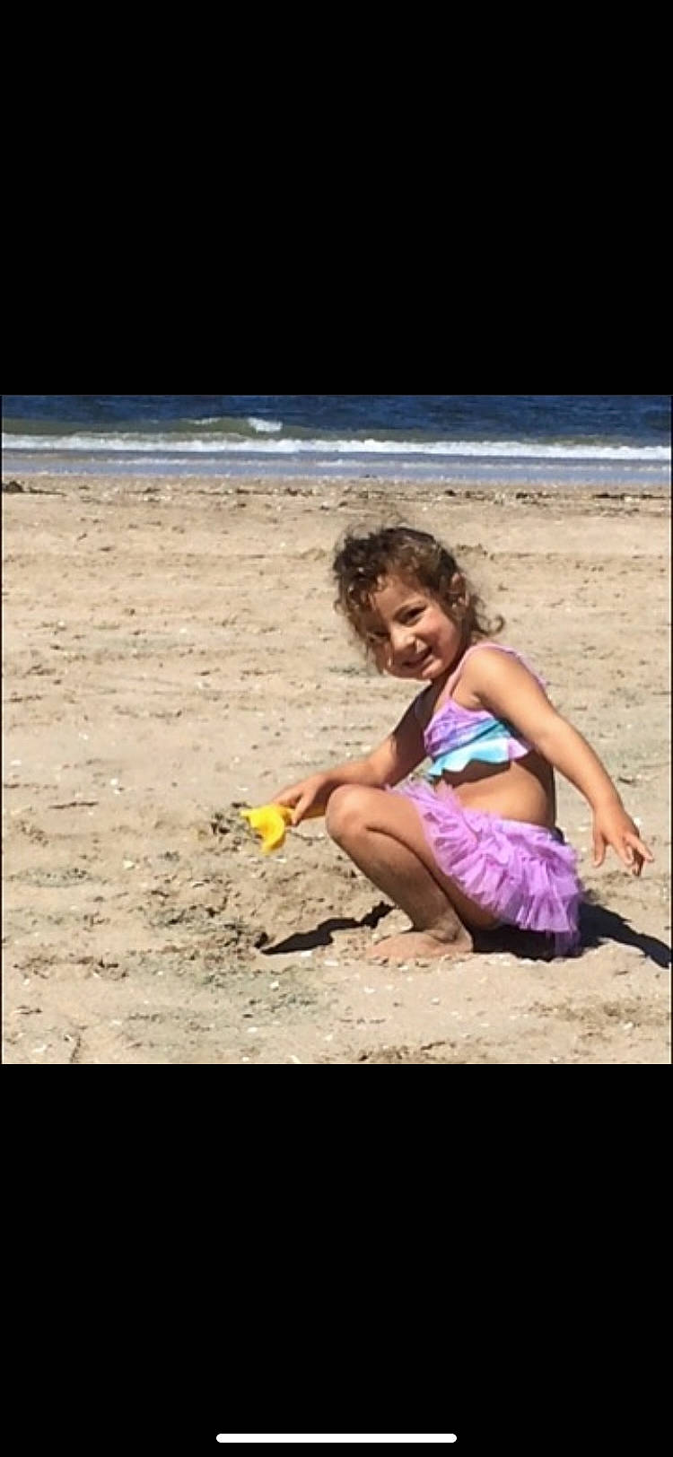 Tess participe au concours pour gagner de l'argent avec cette photo : baby_toddler_clothing, barefoot, beach, child, coast, coastal_and_oceanic_landforms, foot, fun, holiday, joy, people_in_nature, people_on_beach, person, play, sand, shore, summer, swimwear, toddler, toe