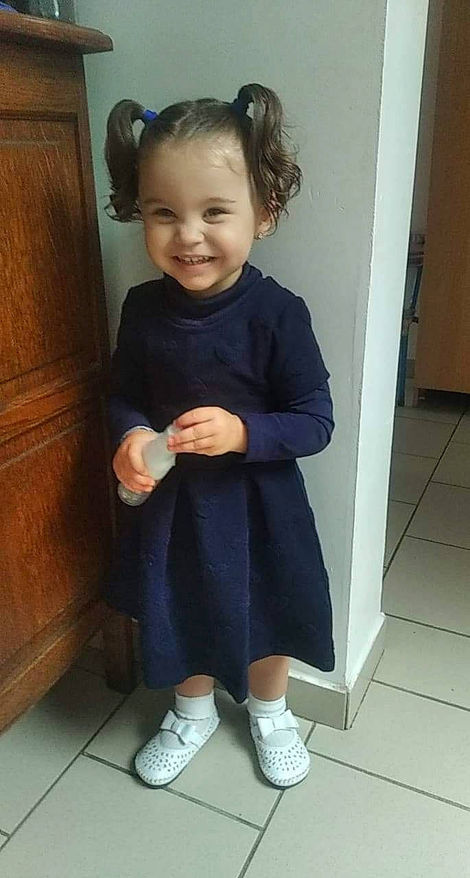 Clarysse participe au concours pour gagner de l'argent avec cette photo : baby, child, footwear, joy, person, shoe, sleeve, smile, standing, toddler