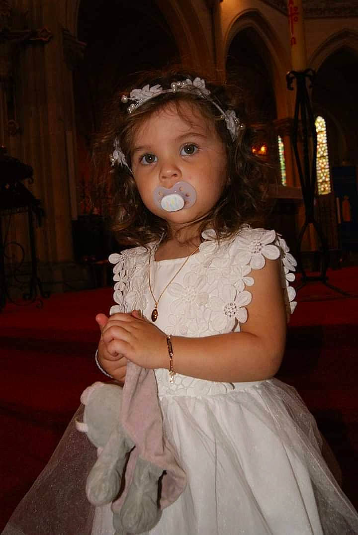 Clarysse participe au concours pour gagner de l'argent avec cette photo : baby, bridal_accessory, ceremony, cheek, child, dress, fashion_accessory, hair_accessory, headpiece, iris, person, skin, smile, toddler