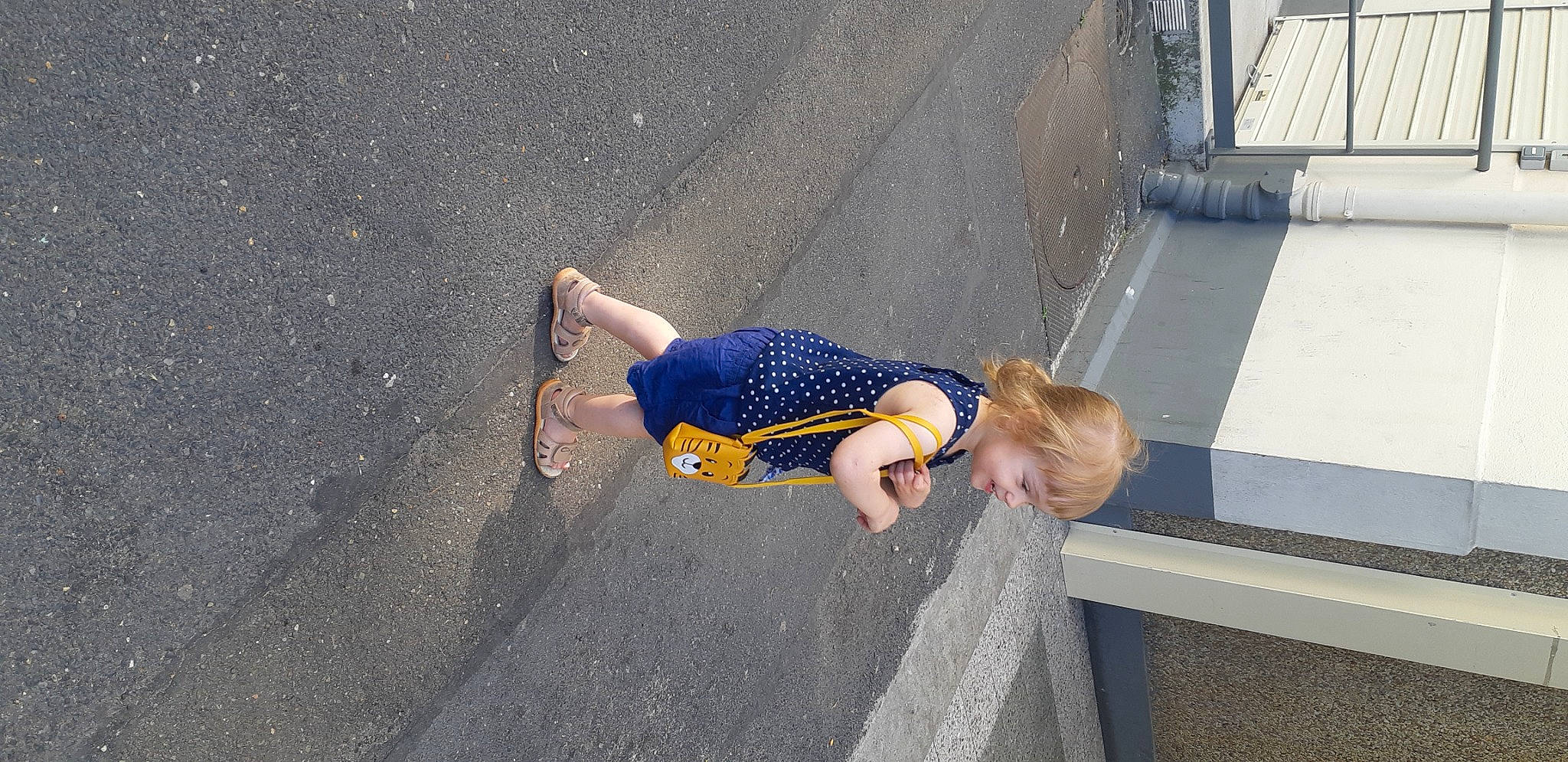 Isabella a rejoint le concours — aidez-le/la à gagner de superbes lots ! asphalt, child, concrete, elbow, electric_blue, fun, grass, human_leg, leisure, pedestrian, person, recreation, road, road_surface, shadow, sidewalk, tar, thigh, toddler, tree