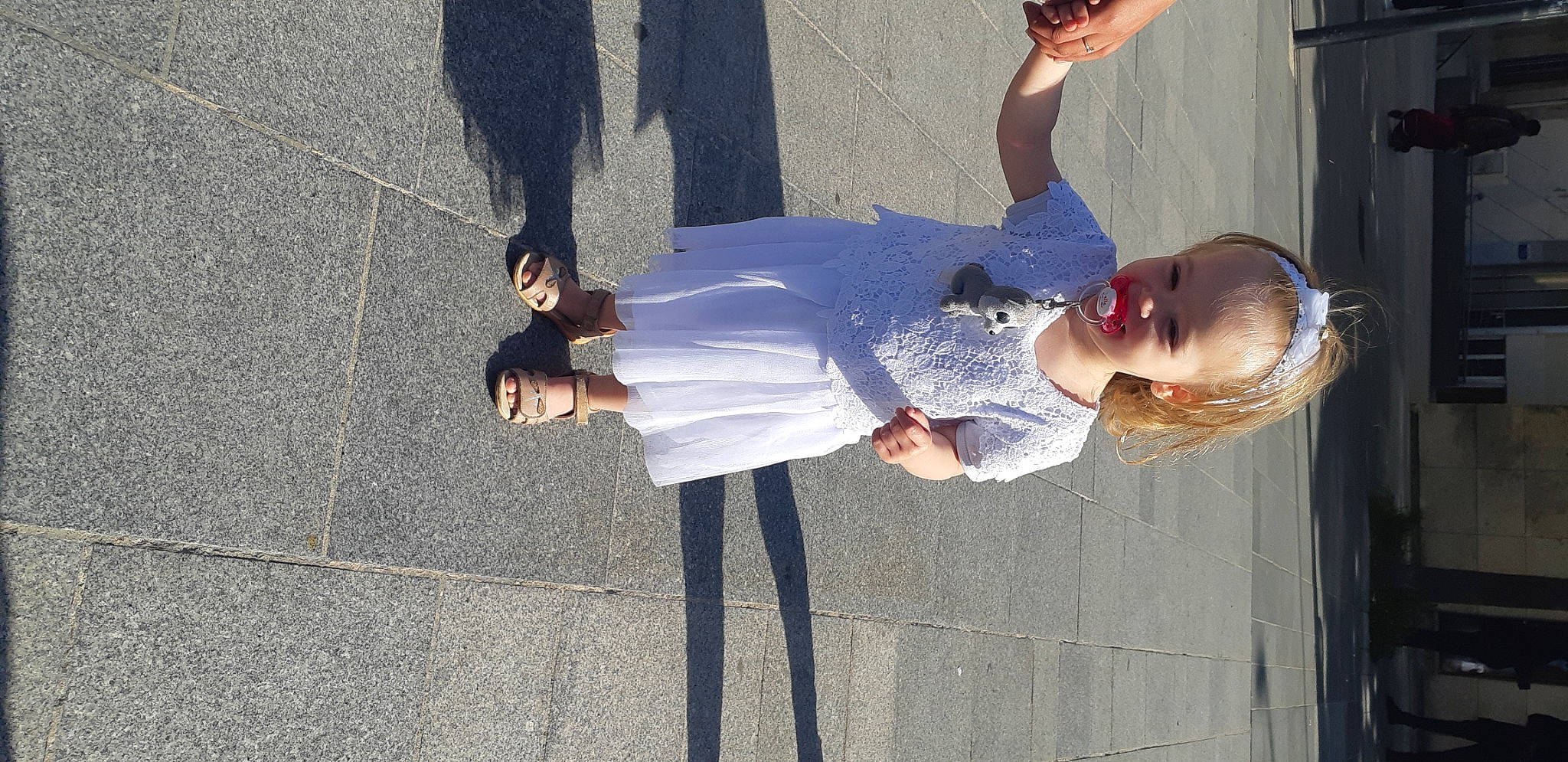 Isabella a rejoint le concours — aidez-le/la à gagner de superbes lots ! clothing, denim, elbow, electric_blue, event, foot, gesture, hand, happy, human_leg, jeans, knee, leg, person, shoe, smile, street_fashion, thigh, tree, trunk