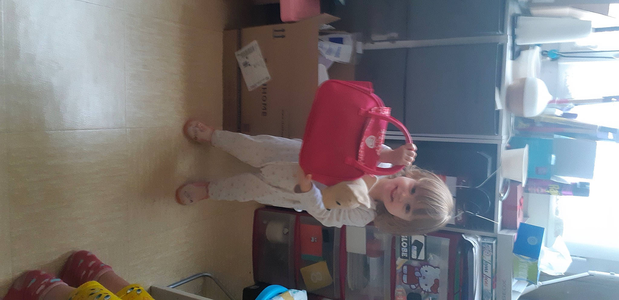 Isabella participe au concours pour gagner de l'argent avec cette photo : baby, baby_products, child, fun, joy, knee, person, play, product, room, t_shirt, toddler