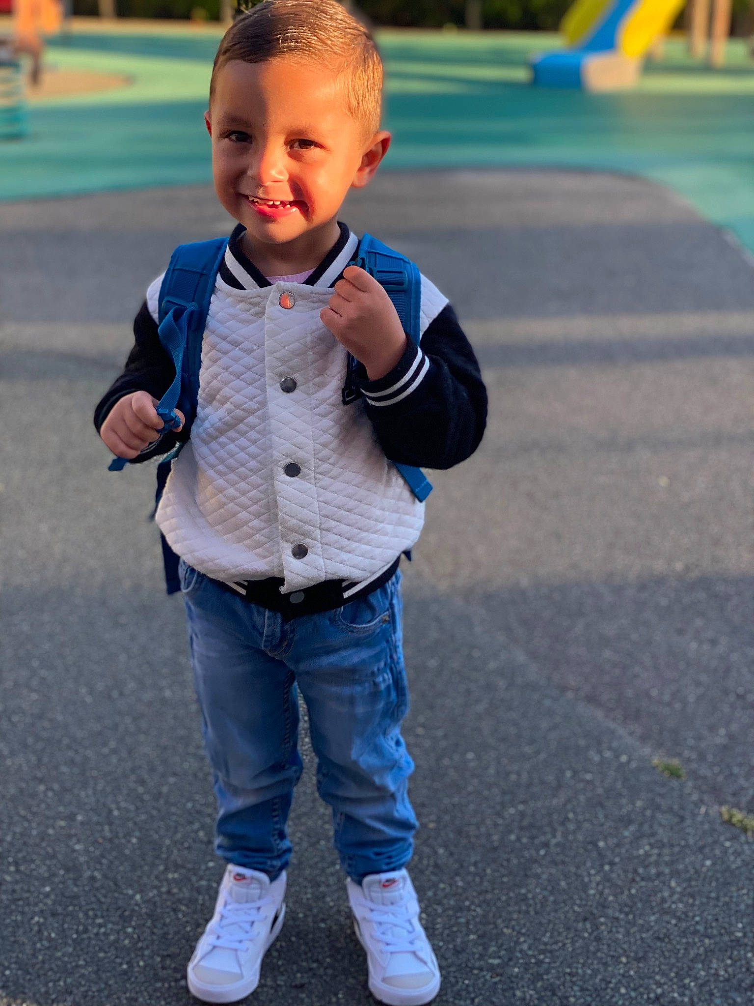 Naïm a rejoint le concours — aidez-le/la à gagner de superbes lots ! asphalt, child, city, denim, electric_blue, eye, face, fun, gesture, grass, hairstyle, happy, head, joy, leisure, person, recreation, road_surface, sidewalk, sleeve