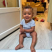 Noah a rejoint le concours — aidez-le/la à gagner de superbes lots ! toddler, child, smiling, indoor, floor, door, toy, living_room, couch, stairs, wood_floor, casual_clothing, happy, person, home, curly_hair, baby, clap, play, furniture