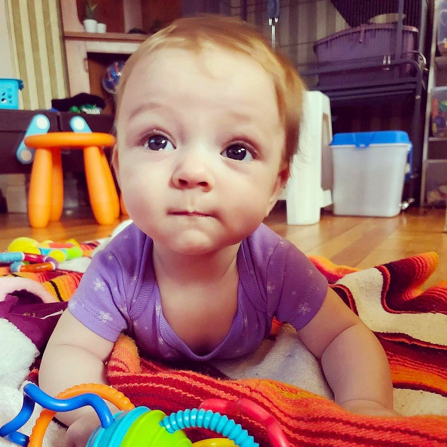 Peyton a rejoint le concours — aidez-le/la à gagner de superbes lots ! baby, baby_grabbing_for_something, baby_playing_with_toys, baby_products, baby_toddler_clothing, baby_toys, child, craft, nose, person, play, sitting, sock, thread, toddler