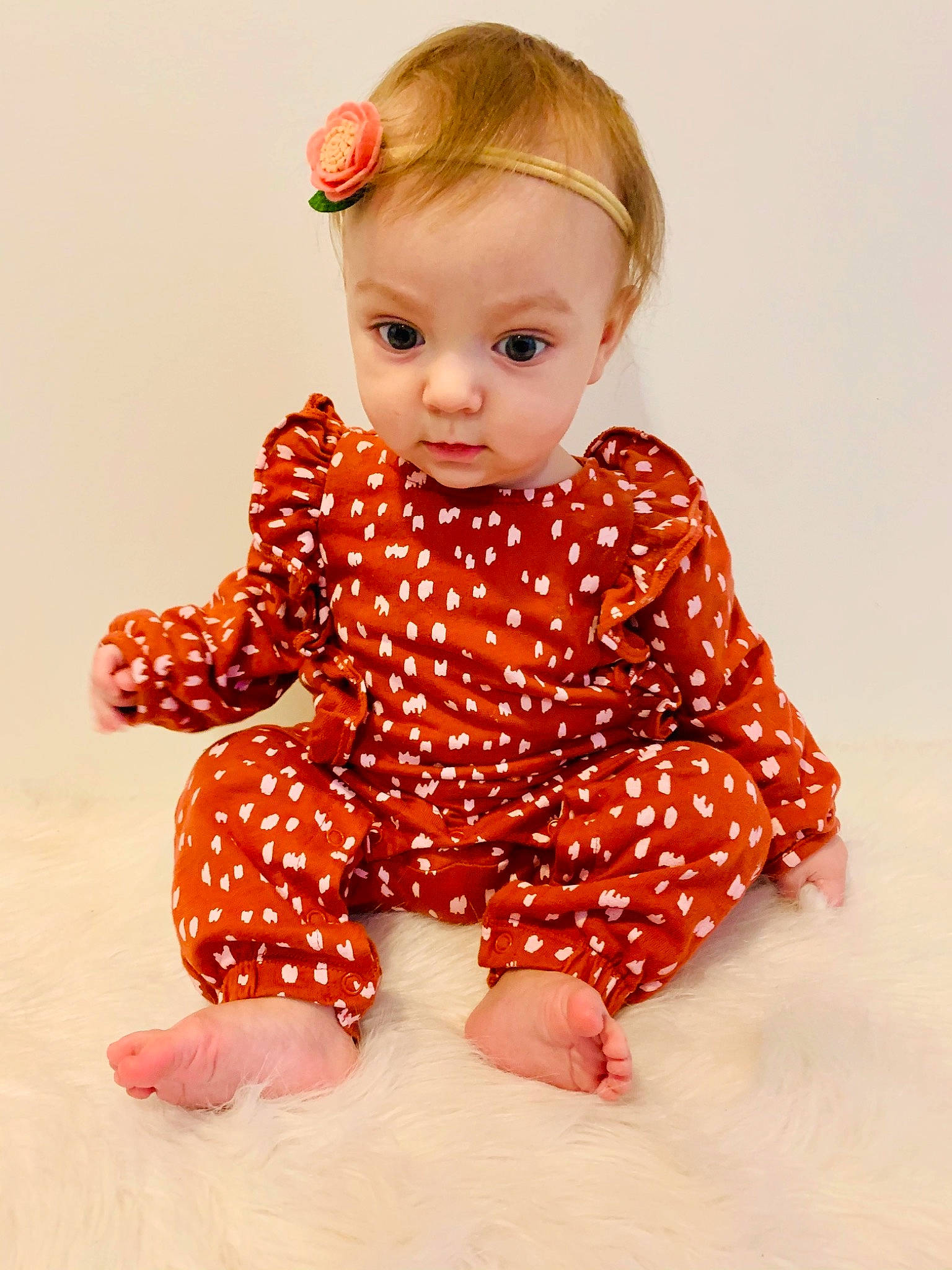 Peyton a rejoint le concours — aidez-le/la à gagner de superbes lots ! baby, baby_crawling, baby_toddler_clothing, barefoot, blond, cheek, child, child_model, crawling, foot, head, nightwear, orange, overall, peach, person, pink, sitting, skin, sleeve