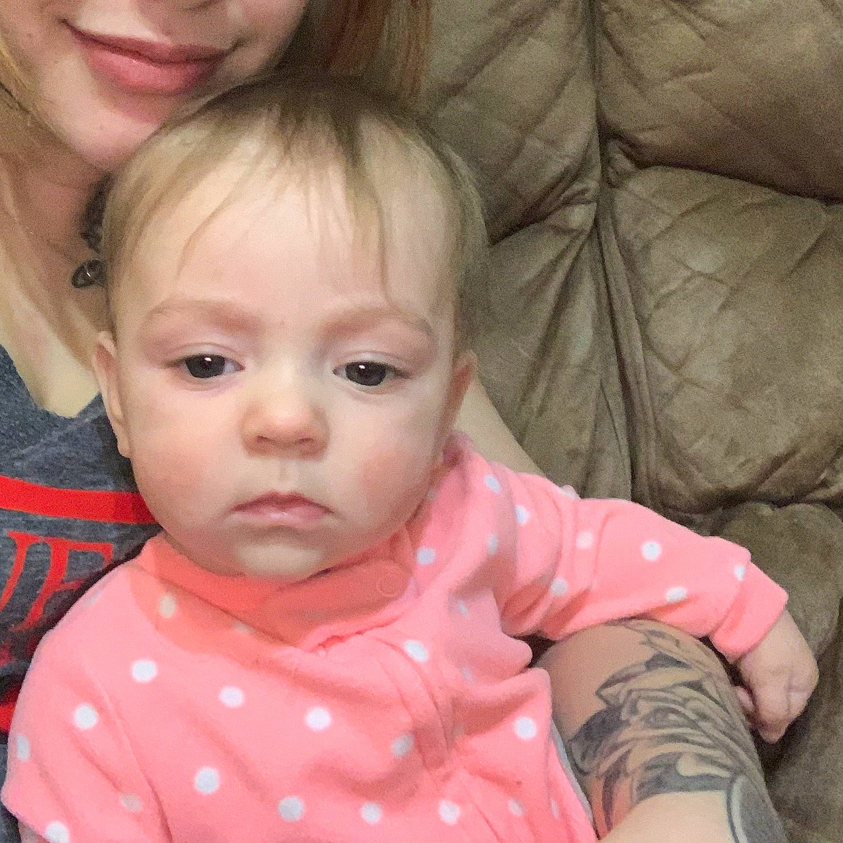 Peyton participe au concours pour gagner de l'argent avec cette photo : arm, cheek, comfort, eye, eyelash, face, finger, fun, grass, hair, hairstyle, head, human, human_body, lip, people, person, product, sitting, skin