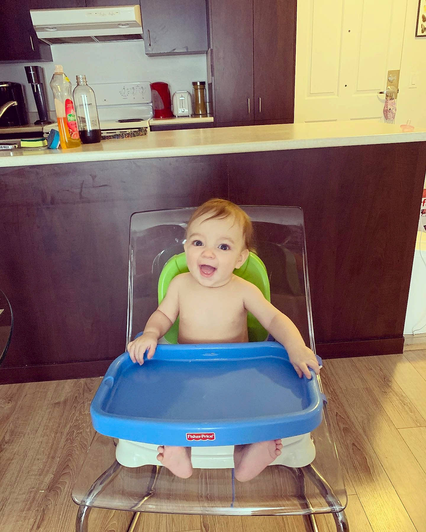 Peyton participe au concours pour gagner de l'argent avec cette photo : arm, blue, clothing, face, finger, floor, flooring, fun, green, hair, hairstyle, head, leg, people, person, product, room, sitting, vertebrate, wood