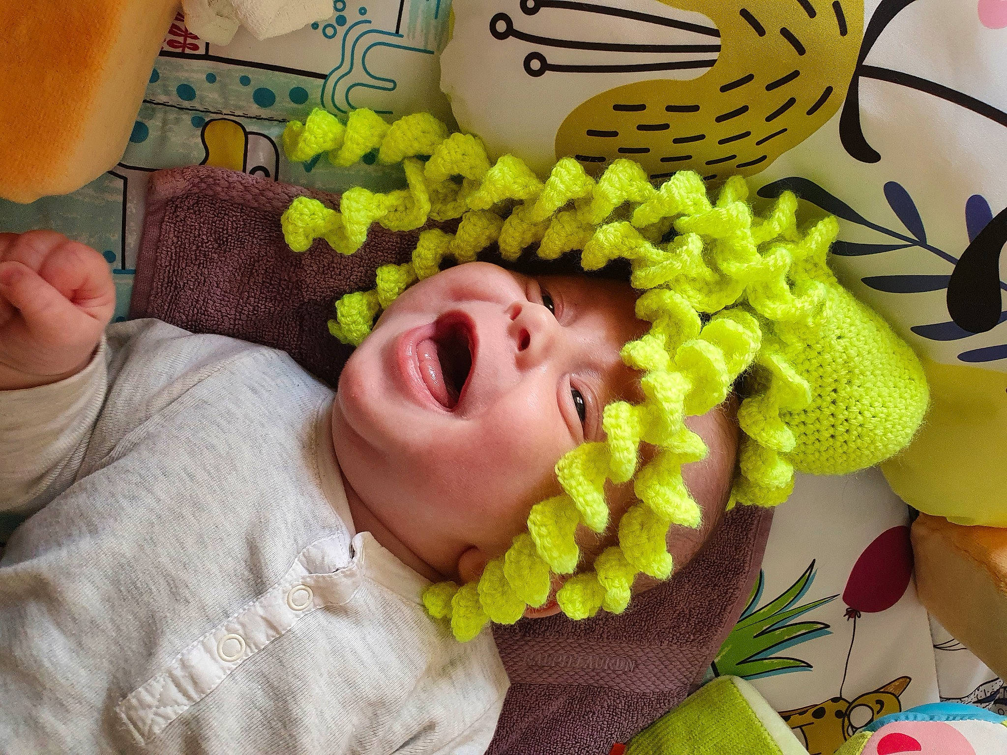 Jules a rejoint le concours — aidez-le/la à gagner de superbes lots ! baby, child, ear, flower, happy, headwear, person, plant, smile, sweetness, toddler, yellow