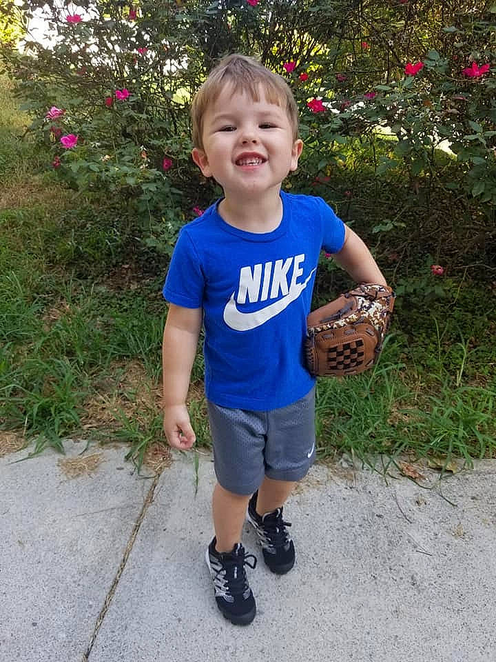 Ej is registered to the contest to win money with this photo: blue, child, cool, electric_blue, footwear, happy, jeans, joy, male, person, play, shoe, shorts, sleeve, smile, style, summer, t_shirt, toddler, vacation